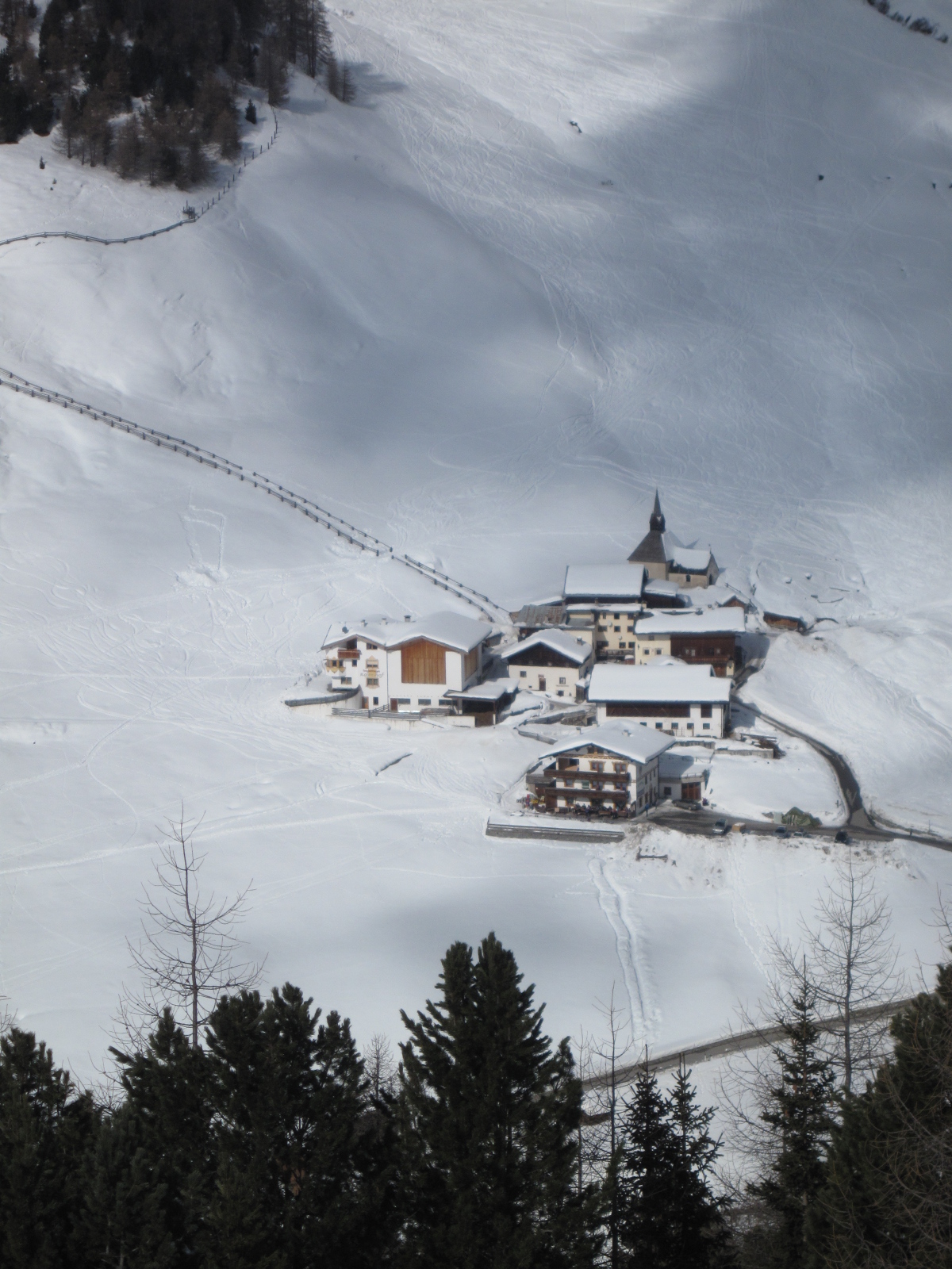 7 Blick von der Piste aufs Kirchdorf Rojen